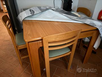 Tavolo allungabile in legno con 4 sedie