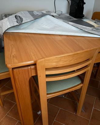 Tavolo allungabile in legno con 4 sedie