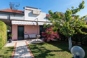 Roncaglia - porzione di testa di villa a schiera