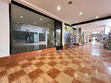 NEGOZIO A DESENZANO DEL GARDA