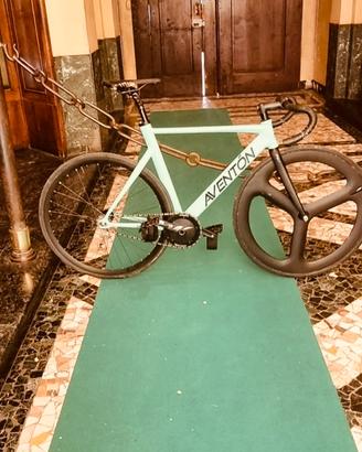 Bici da corsa scatto fisso aventon verde acqua