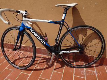 Bici per strada, carbone.