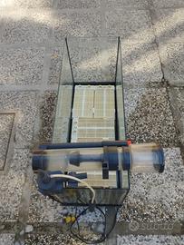 Acquario con schiumatoio per pesca