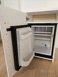Scrivania con frigo bar