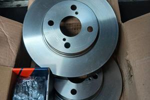 Dischi freno e pastiglie anteriori  x Toyota