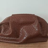 Pochette in ecopelle marrone. Nuova.