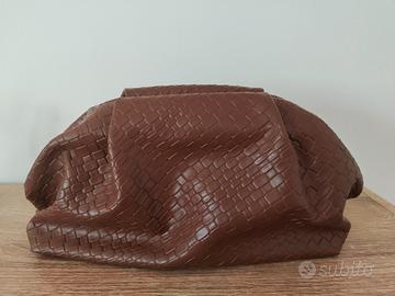 Pochette in ecopelle marrone. Nuova.
