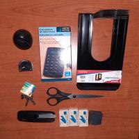 SCRIVANIA OGGETTI VARI NERI. LEGGI