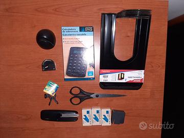 SCRIVANIA OGGETTI VARI NERI. LEGGI