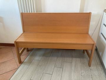 Panca in legno rifinita con cassetto