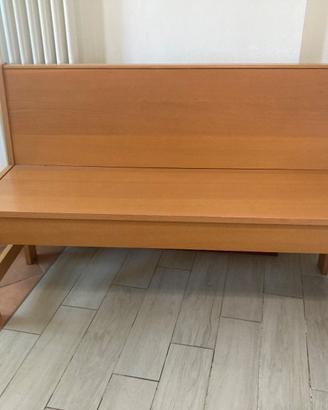 Panca in legno rifinita con cassetto