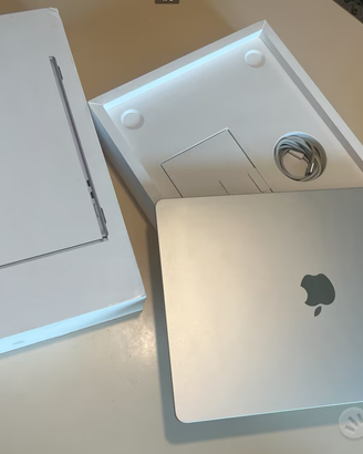 MacBook Air M2 15" – 8 GB RAM / 256 GB SSD Marika