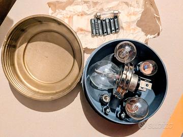 scatoletta con kit lampadine fusibili per auto
