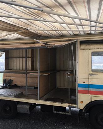 OM Lupetto 25 con tenda manuale integrata