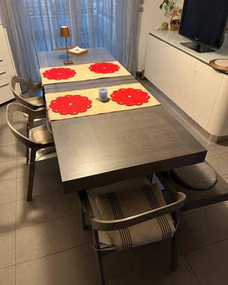 Tavolo allungabile con sedie e panca allungabile