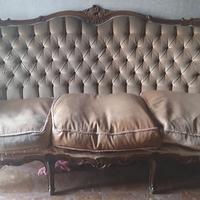 Divano classico in legno intagliato da restaurare