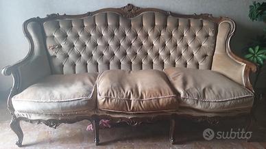 Divano classico in legno intagliato da restaurare