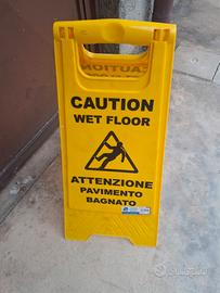 Cartello segnaletico pavimenti bagnati