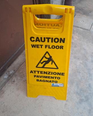 Cartello segnaletico pavimenti bagnati
