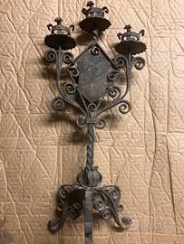 Antico candelabro in ferro battuto