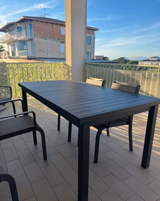 Tavolo da giardino moderno con sedie coordinate –