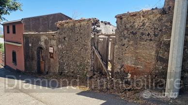 Ruderi con terreno a Presa-Piedimonte Etneo