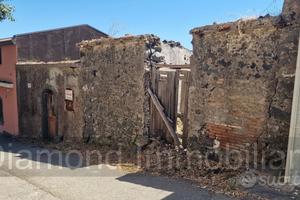 Ruderi con terreno a Presa-Piedimonte Etneo