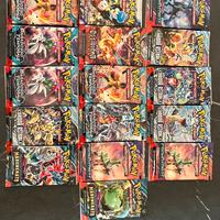 17 bustine chiuse e integre di carte Pokémon