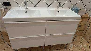 Mobile bagno con doppio lavabo e specchio