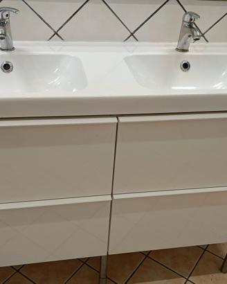 Mobile bagno con doppio lavabo e specchio