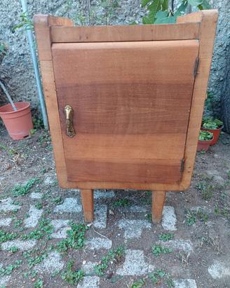 piccolo comodino in noce