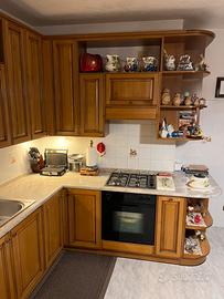 Cucina ad angolo completa di elletrodomestici e mo