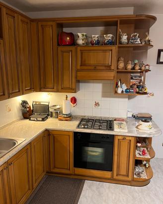 Cucina ad angolo completa di elletrodomestici e mo