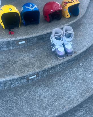 Stock scarponi e caschi bambini/ragazzi