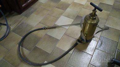 Vecchia pompa per irrorare