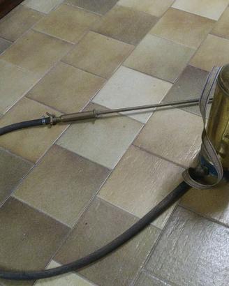 Vecchia pompa per irrorare