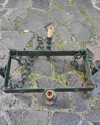 Lampadario in ferro battuto rustico