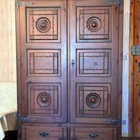 Armadio in legno massello stile alpino/tirolese