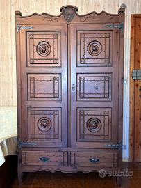 Armadio in legno massello stile alpino/tirolese