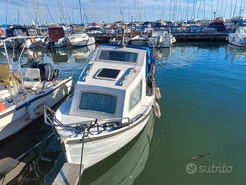 Barca tipo pilotina perfetta per la pesca