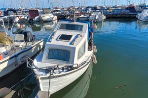 Barca tipo pilotina perfetta per la pesca