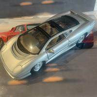 Jaguar xjc220 maisto scala 1/18  .
