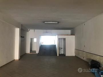 Locale commerciale con annessa autorimessa e bagno