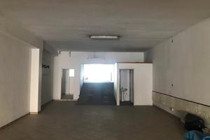 Locale commerciale con annessa autorimessa e bagno