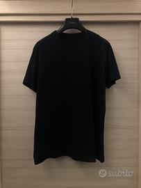 Maglietta nera.