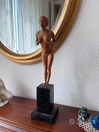 Statuetta di donna in legno
