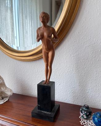 Statuetta di donna in legno