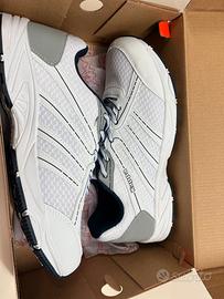 due paia di scarpe sneakers uomo