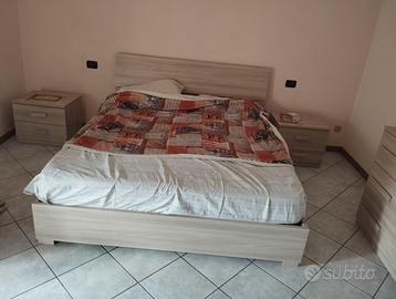 Camera da letto completa di comodini e comò grande