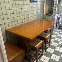 Tavolo in legno con panca e sgabelli